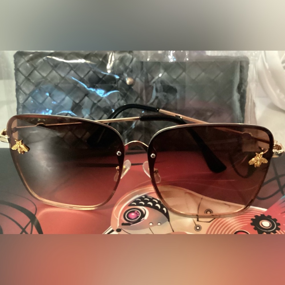 NWT-BEE SUNGLASSES IN BROWN AND BLACK - Picture 4 of 6